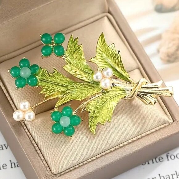 Flower Brooch Pearl Gold Tone Pin Stylish Bouquet Green Stones Elegant Leaves - Picture 1 of 4
